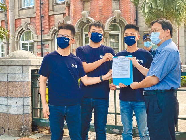 战斗蓝青年送状到监院，要求监委弹劾陈其迈。（杨植斗提供）