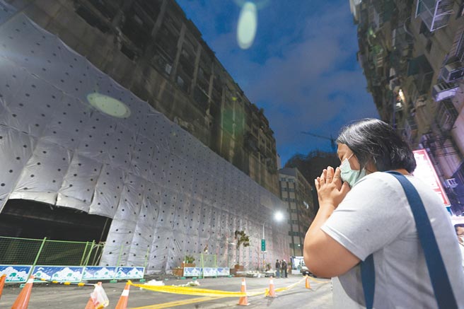 台湾高雄城中城大楼大火造成46人死亡，民党文传会前副主委黄子哲说，高雄弱势族群装设住宅用火灾警报器比例居六都之末。图为民眾经过高雄城中城大楼双手合十为罹难者致哀。（中新社）