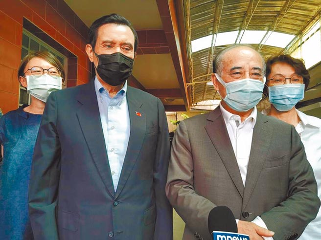 前总统马英九（左）15日专程南下高雄路竹拜会立法院前院长王金平（右），外界解读是「马王破冰」，不过2人笑称，本来就没有什么冰，何来破冰。（林雅惠摄）