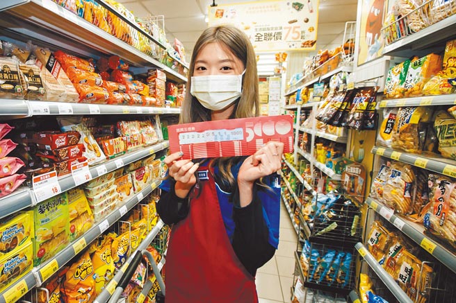 疫情伤餐饮业，但助攻量贩店。根据经济部统计，今年量贩店1到8月营业额为1611亿元，年增3.6%。（郭吉铨摄）