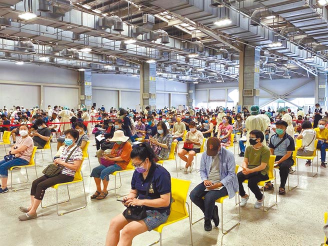 北市校园BNT疫苗接种，由于北市10月15日年满12岁的小六学生仅2584人，仅占少数，因此家长必须自行到1922平台预约，再带孩子到医疗院所施打。（游念育摄）