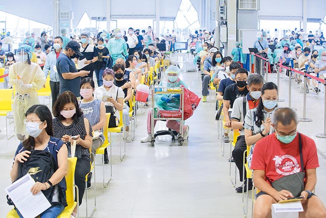 第11輪BNT疫苗15日開打，民眾依序到台北市花博接種站接受施打。（張鎧乙攝）