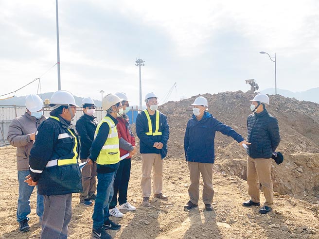 国民党籍连江县长刘增应（右二）2任届满，有意交棒给副县长王忠铭（右一），两人常一起视察县政行程。（连江县政府提供／叶书宏连江传真）