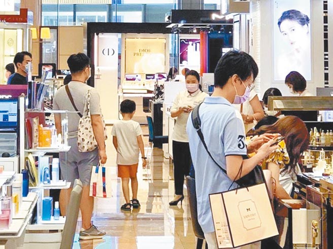 台北市議員王浩踢爆，多名百貨商場承租市有地當二房東，獲得北市租金減免的同時，卻沒給轉租店家應有的減租優惠。（本報資料照片）