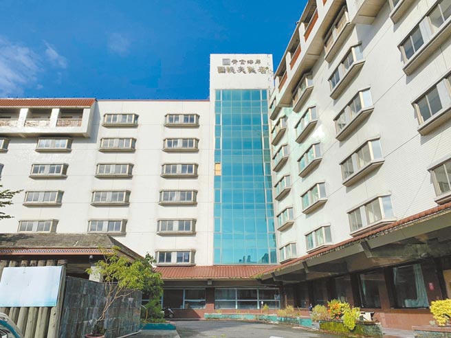 荒废逾11年的花莲公教会馆，是地方蚊子馆之一，确定未来转型社会住宅。（王志伟摄）