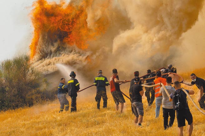 聯合國氣候峰會（COP26）即將在2周後登場，但美國官員卻透露，此次峰會未必能達成2030年前全球減排45％目標。圖為今年8月希臘山林火災肆虐，消防員和志願者前往雅典東北部的阿菲德內斯地區支援滅火。（新華社）