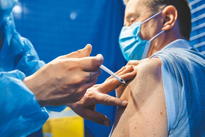 美国食品暨药物管理局（FDA）专家谘询小组14日无异议通过建议美国65岁以上长者、重症高风险族群、18至64岁因工作经常暴露在染疫风险下等三类民眾施打莫德纳新冠疫苗第三剂加强剂。（新华社）