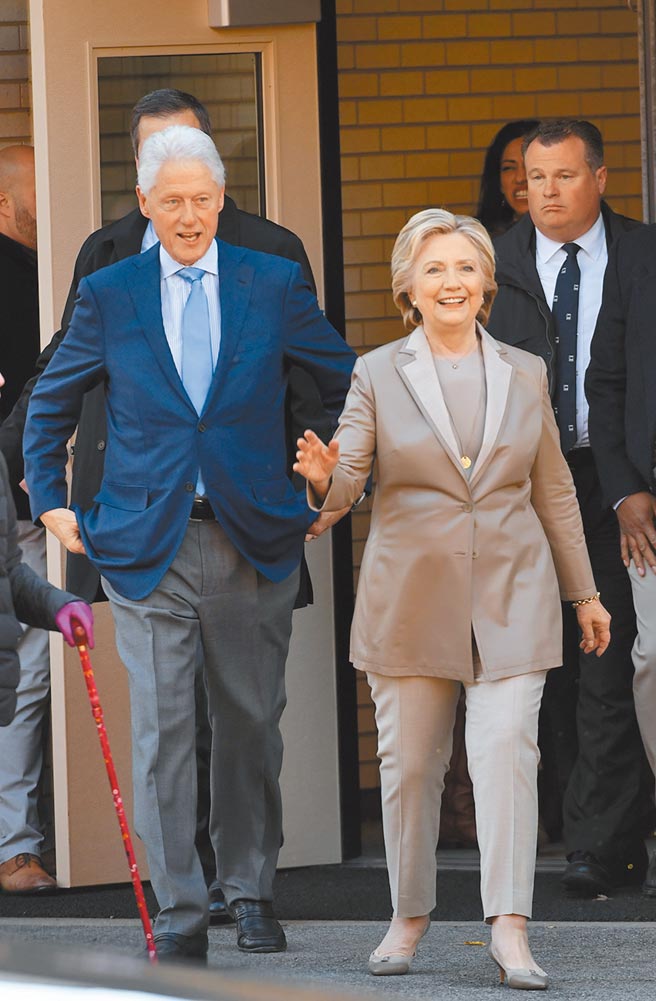 现年75岁的美国前总统柯林顿（左）疑似因败血症的血液感染，而进入加护病房接受治疗。（新华社）