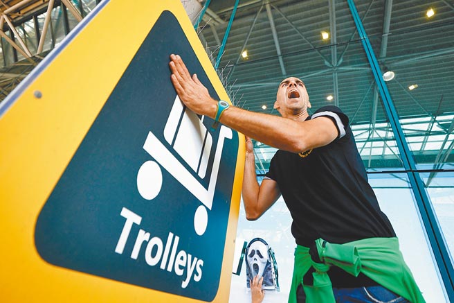 有75年歷史的義大利航空（Alitalia）當地時間14日結束營運，其資產將由義大利國有的義大利航空運輸公司（Italia Trasporto Aereo）接管。圖為一名Alitalia的員工針對上述作法表達不滿。（路透）