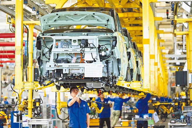 大陸汽車業警告，晶片荒將逼使大陸汽車業持續減產。圖為在廣西柳州一家汽車企業，工人在新能源汽車生產線上工作。（新華社）