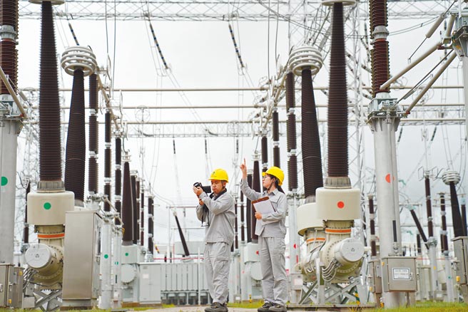 俄媒报导称，中国请求俄罗斯在11月至12月期间将输华电力增加一倍。图为工作人员于中俄直流联网500千伏黑河背靠背换流站开关场巡检。（新华社资料照片）