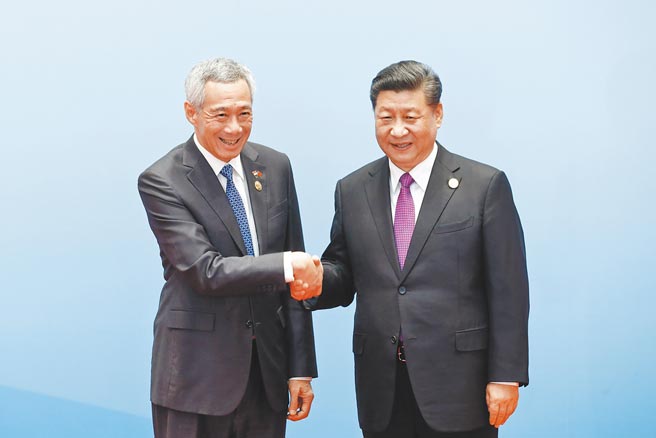 新加坡总理李显龙（左）15日与大陆国家主席习近平（右）通电话时，表态支持大陆加入CPTPP。图为两人先前在第二届一带一路国际合作高峰论坛上合影。（中新社）