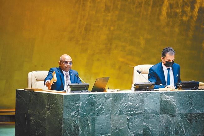 第76屆聯合國大會主席阿卜杜拉·沙希德（左）主持聯大會議。 （新華社）