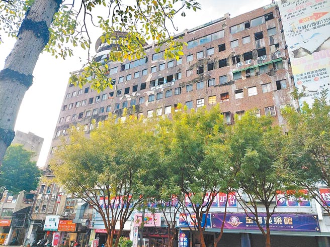 台中市「千越绿川大楼」，閒置荒凉24年，42年老建筑破旧不堪，曾被网友评全台10大鬼屋之一，8年来更因消防设备检查不合格，累计罚锾破百万，公共安全令人忧心。（张妍溱摄）