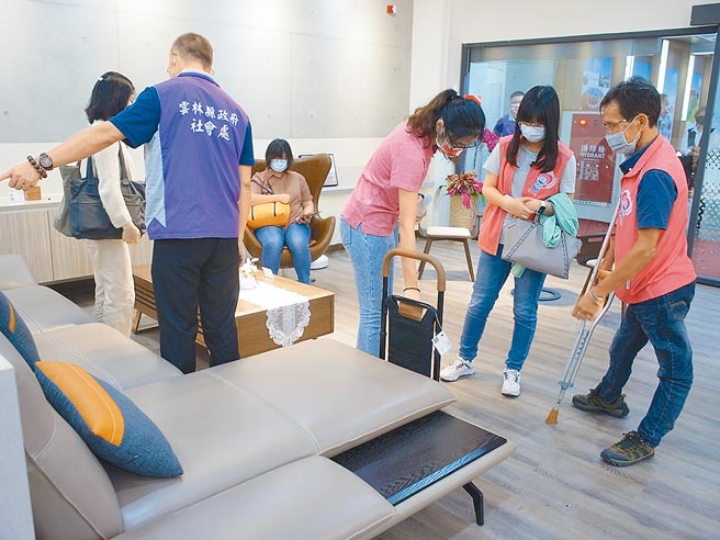 云林县「智能居家生活馆」启用，帮助长者与身心障碍者独自居家生活。（张朝欣摄）
