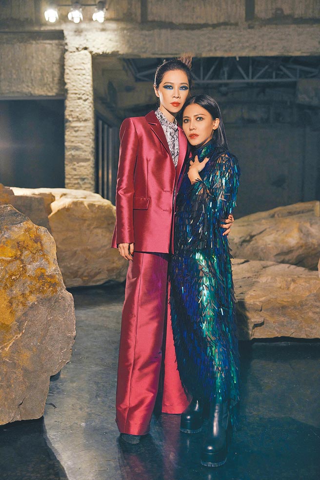 艾怡良（右）邀金马影后谢盈萱担纲MV女主角。（EMI提供）