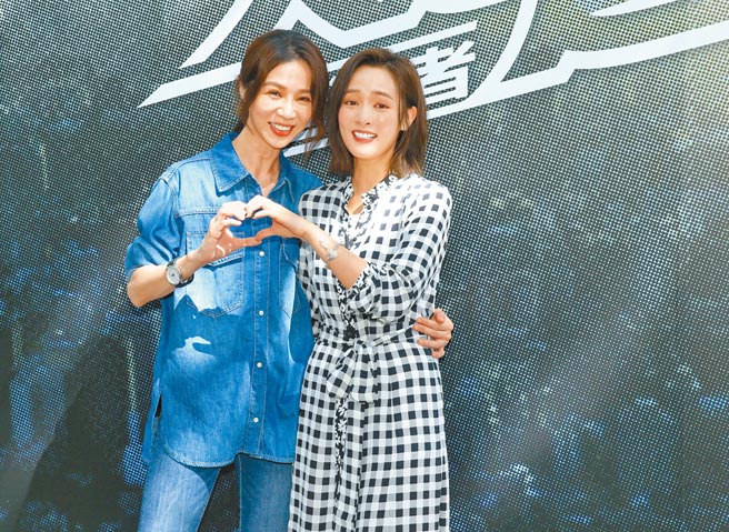 谢盈萱（左）和王净昨在记者会上互动热络。（粘耿豪摄）