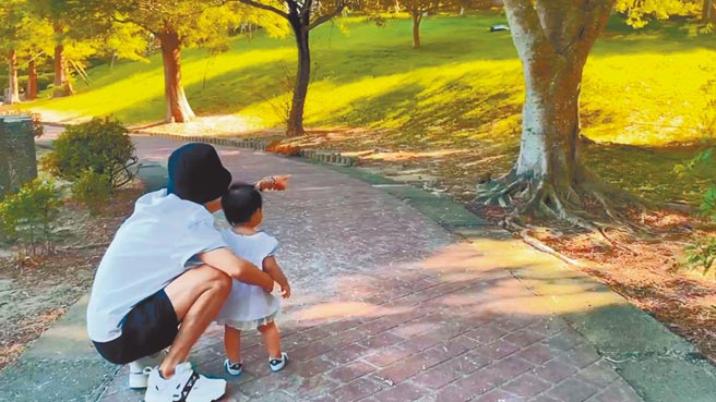 Bii牽著愛女走路畫面溫馨。（老鷹音樂提供）