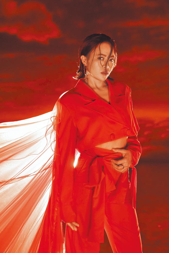 戴爱玲日前宣布加盟新东家。（华纳音乐提供）