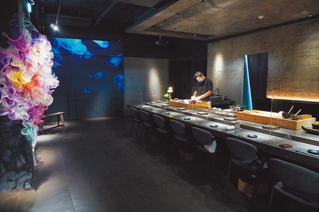 日本料理餐廳「濟安鮨」因藝術而生，店內色調沉穩優雅，目前開放12個板前座位，包廂視疫情狀況再開放。（何書青攝）