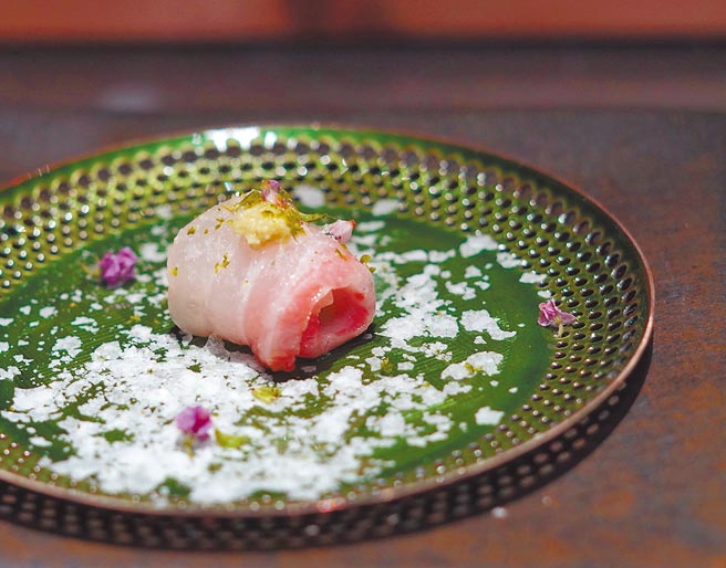 濟安鮨「石垣鯛佐雪花鹽片」，鯛魚得先經熟成3天。（何書青攝）