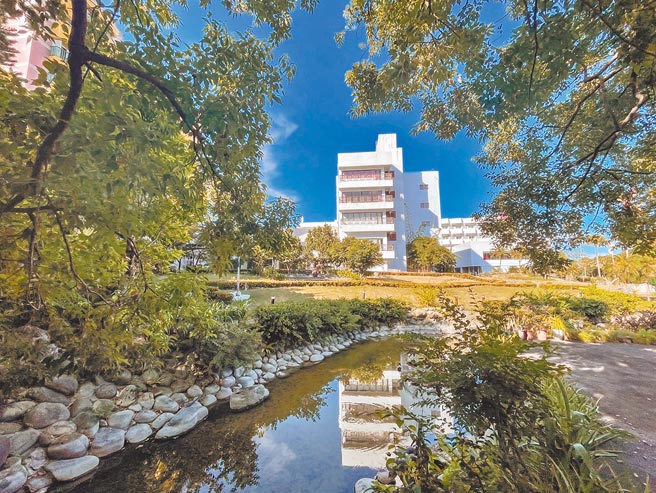 饭店园区一隅，户外花园景观。（东旭观海酒店提供）