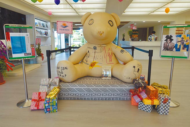 《Coach × Jean Michel Basquiat联名涂鸦熊》是饭店新设的打卡区。（黄采薇摄）