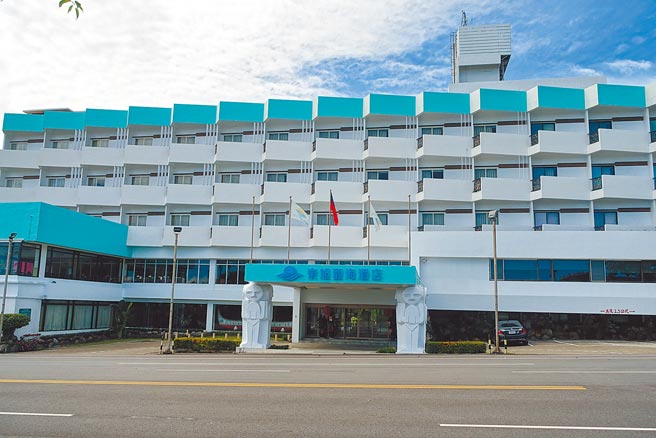 「东旭观海酒店」外墙局部粉刷营造度假氛围。（黄采薇摄）