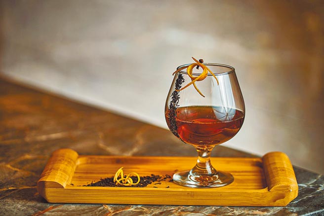 「有种味道叫做家」使用兰姆酒做为基底，搭配伯爵茶及柑橘香气。（台北新板希尔顿酒店提供）饮酒过量有害健康