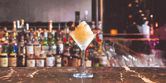 「霜冻鸡尾酒Frozen cocktail」灵感来自调酒师于通勤途中抬头所见的日光与满天云彩。（大仓久和大饭店提供）饮酒过量有害健康