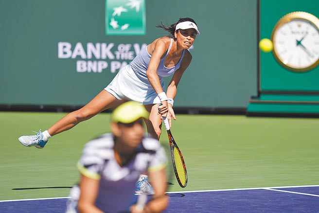 谢淑薇（上）与搭檔梅腾丝以摧枯拉朽之势杀入印地安泉女网赛双打决赛。（美联社）