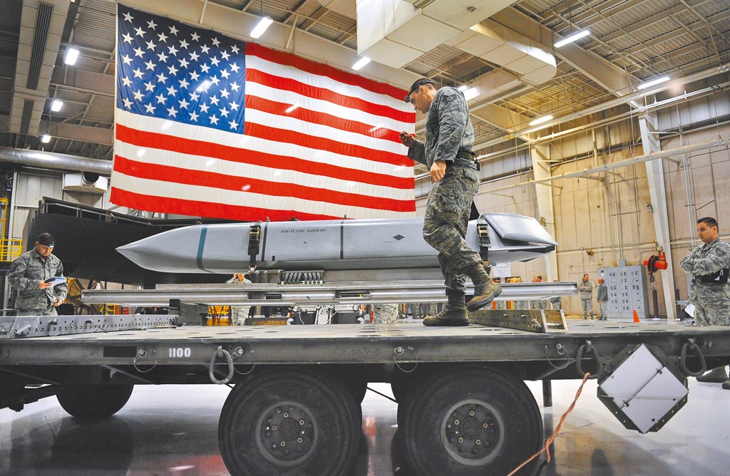 兩岸情勢緊張，我國希望將F-16V（BLK70）交機時程提前，高層官員並透露將向美方爭取AGM-158飛彈，未來可望成為我國空軍威力最強大的空射型遠程攻陸飛彈。（摘自美國空軍網站）
