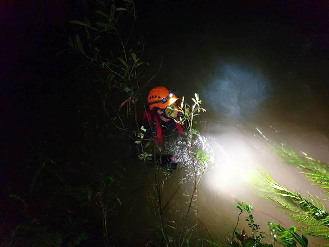 新北市消防局擬定夜間搜救計畫，徹夜進行搜救。（新北市消防局提供）