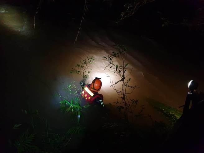 新北市消防局擬定夜間搜救計畫，徹夜進行搜救。（新北市消防局提供）