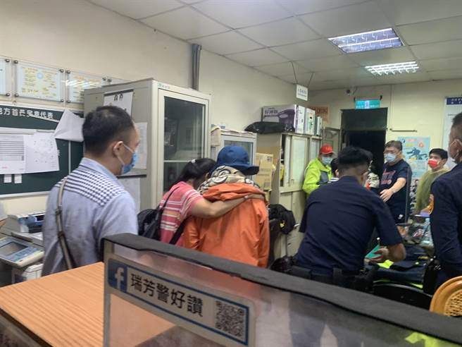 雙溪區公所安排親人失蹤的家屬到附近會館休息。（王揚傑攝）