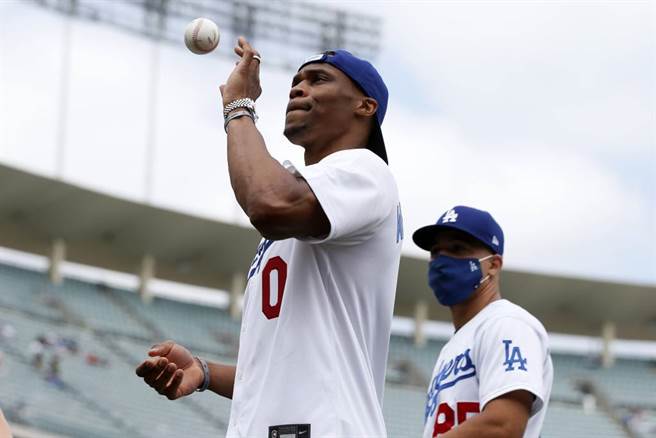 韦斯布鲁克搬到洛杉矶就近打理自己的场外生意，他也获邀为大联盟道奇队开球。（美联社资料照）