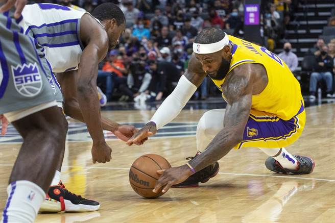 湖人队詹姆斯(右)与对手抢球。（美联社资料照）