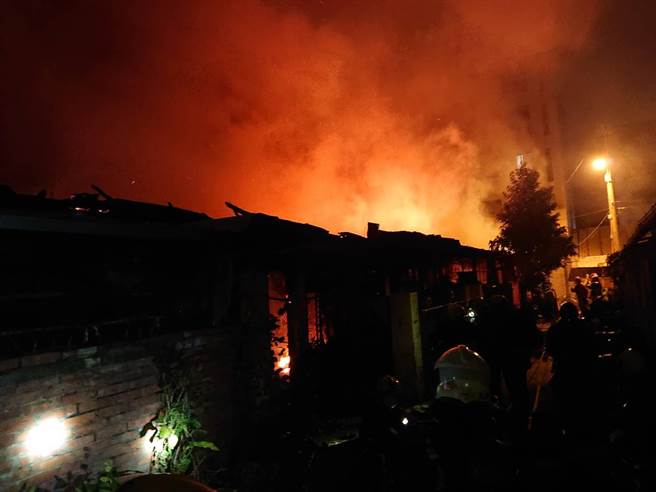 台中北屯区卫道路巷弄民宅17日凌晨3点多惊传火警，火势延烧七户，消防局出动大批消防救护人员前往灭火。（台中市消防局提供／冯惠宜台中传真）