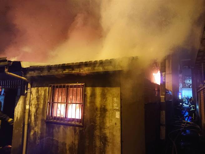 台中北屯区卫道路巷弄民宅17日凌晨3点多惊传火警，火势延烧七户，消防局出动大批消防救护人员前往灭火。（台中市消防局提供／冯惠宜台中传真）