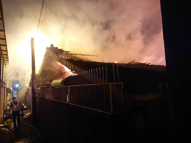 台中北屯区卫道路巷弄民宅17日凌晨3点多惊传火警，火势延烧七户，消防局出动大批消防救护人员前往灭火。（台中市消防局提供／冯惠宜台中传真）