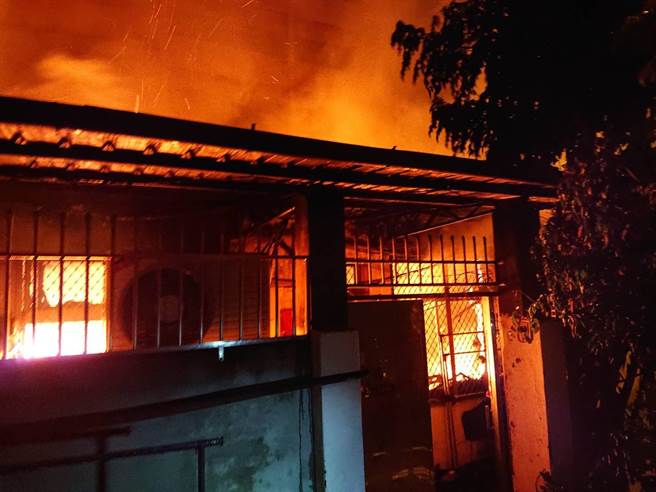 台中北屯区卫道路巷弄民宅17日凌晨3点多惊传火警，火势延烧七户，消防局出动大批消防救护人员前往灭火。（台中市消防局提供／冯惠宜台中传真）