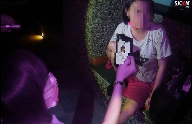 警方凭一张超市署名赖姓男子的会员卡，帮助妇人找到回家的路。（警方提供）