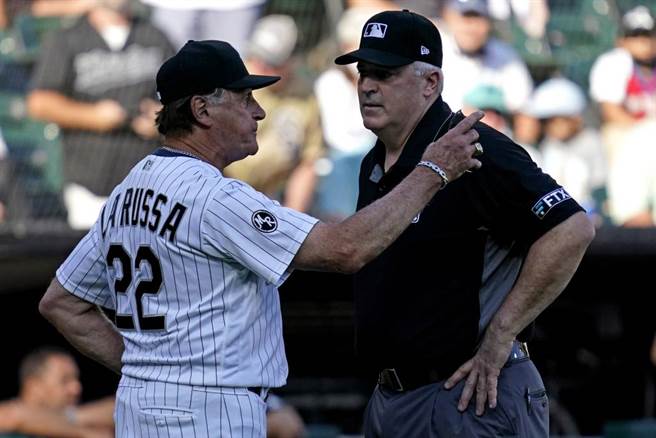 白袜总教练拉鲁沙(左)遭裁判长驱逐出场。（美联社资料照）