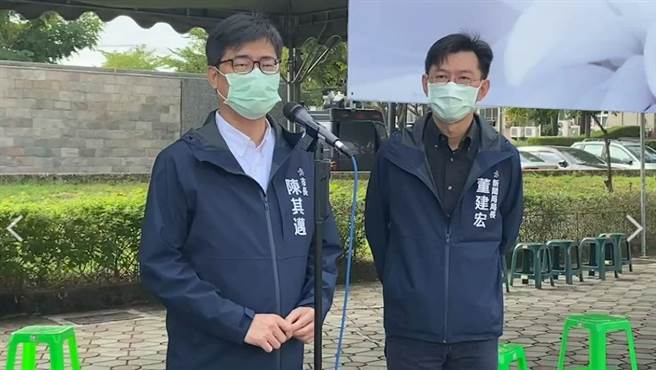 高雄市城中城大火烧出老旧大楼无管理委员会的陈年旧痾，市长陈其迈今（17）日表示，不排除高雄市先以自治条例处理，落实法制面和公权力，以协助老旧大楼加强成立管委会。（石秀华摄）