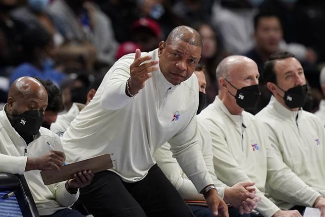 七六人总教练瑞弗斯仍希望说服班西蒙斯上场比赛。(美联社资料照)