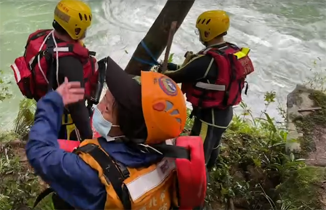 虎豹潭第三名失踪者寻获，男童遗体卡六合桥下被捞起。(戴志扬翻摄)