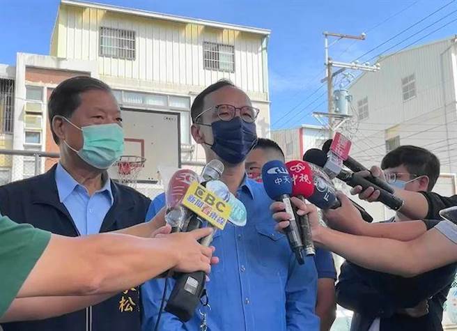 針對民進黨立委黃國書被爆曾被情治系統吸收當線民，朱立倫感嘆「民進黨內鬥白熱化」。（王文吉攝）