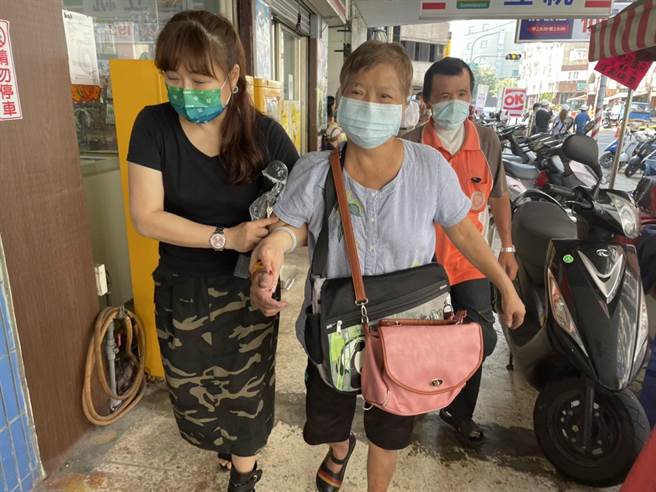 现年60岁的许姓妇人（右）火警当天因为弟弟中风到医院帮忙照顾，所幸逃过一劫。（洪浩轩摄）