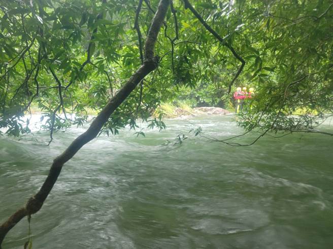 新北市雙溪區虎豹潭6人落水失蹤事件，上午10時40分許在六和橋下游100公尺處尋獲11歲劉姓男童，目前共已尋獲3人，尚有48歲陳姓男子、15歲陳姓女子及8歲劉姓女童仍未尋獲。(戴志揚翻攝)
