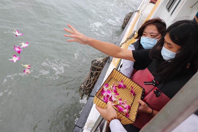 台中市第2场次联合海葬家属抛洒花瓣，祝祷先行者圆满安息大海。(台中市政府提供)